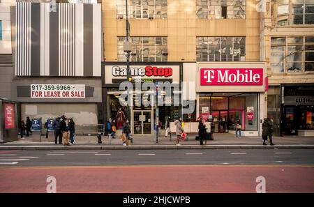 Ein GameStop-Videospielgeschäft, ein T-Mobile-Geschäft und leerstehender Einzelhandel im Viertel Union Square in New York am Freitag, 14. Januar 2022 (© Richard B. Levine) Stockfoto