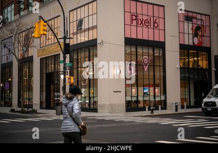 Beleuchtete Dekorationen im Fenster des Google Store in Chelsea in New York am Montag, den 17. Januar 2022 (© Richard B. Levine) Stockfoto