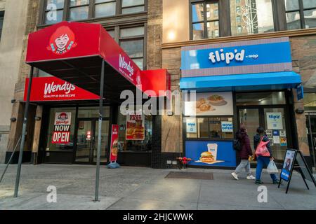 Das neu eröffnete Schnellrestaurant FlipÕd by IHOP neben einer WendyÕs-Franchise im New Yorker Stadtteil Gramercy Park am Mittwoch, den 12. Januar 2022. Das Fast-Casual-Konzept-Restaurant leiht sich aus dem IHOP-Menü mit Schwerpunkt auf Take-out und Lieferung. (© Richard B. Levine) Stockfoto