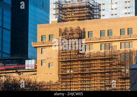 Außenansicht des Morgan Processing and Distribution Center (Morgan North) in Chelsea in New York am Dienstag, den 11. Januar 2022. Die oberen Stockwerke der massiven Anlage, die einen ganzen Stadtblock einnimmt, werden von Tishman Speyer zu Büros ausgebaut. (© Richard B. Levine) Stockfoto