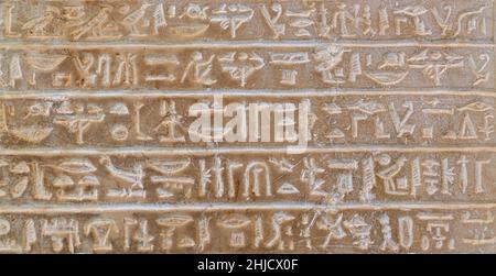 Ägyptische Hieroglyphen-Inschrift auf einer Reliefstele im Istanbuler Archäologiemuseum. Stockfoto