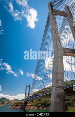 An einem sonnigen Tag ist die Brücke über den Stausee Barrios de Luna in Spanien über die Seilbahn zu erreichen Stockfoto