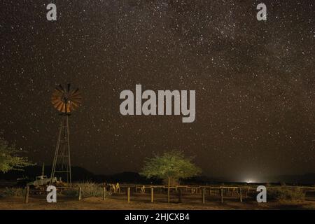 Sternenklare Nacht mit Wasserpumpe, Solitaire, Namibia Stockfoto