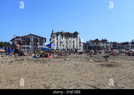 Familien genießen einen Tag am Strand in St. Jean de Luz, Pays Basque, Frankreich Stockfoto