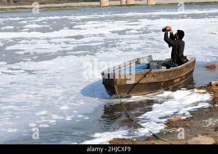 Neu-Delhi, Indien. 28th Januar 2022. Chemischer Schaum schwimmt am 28. Januar 2022 auf dem Yamuna River in Neu-Delhi, Indien. (Foto: Ravi batra/Sipa USA) Quelle: SIPA USA/Alamy Live News Stockfoto