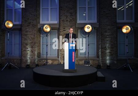 28. Januar 2022, Schleswig-Holstein, Neumünster: Daniel Günther (CDU), Ministerpräsident von Schleswig-Holstein, hält eine Rede auf der Online-Landesparteikonferenz der Schleswig-Holstein CDU in der Holstenhalle. Foto: Christian Charisius/dpa Stockfoto
