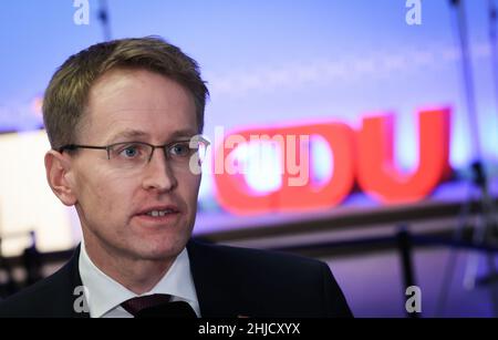 28. Januar 2022, Schleswig-Holstein, Neumünster: Daniel Günther (CDU), Ministerpräsident von Schleswig-Holstein, gibt nach seiner Rede auf dem Online-Landesparteitag der CDU Schleswig-Holstein in der Holstenhalle ein Interview. Foto: Christian Charisius/dpa Stockfoto