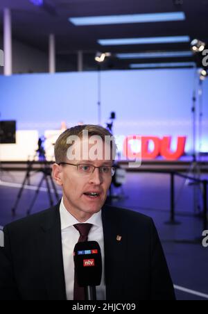 28. Januar 2022, Schleswig-Holstein, Neumünster: Daniel Günther (CDU), Ministerpräsident von Schleswig-Holstein, gibt nach seiner Rede auf dem Online-Landesparteitag der CDU Schleswig-Holstein in der Holstenhalle ein Interview. Foto: Christian Charisius/dpa Stockfoto