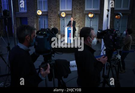 28. Januar 2022, Schleswig-Holstein, Neumünster: Daniel Günther (CDU), Ministerpräsident von Schleswig-Holstein, hält eine Rede auf der Online-Landesparteikonferenz der Schleswig-Holstein CDU in der Holstenhalle. Foto: Christian Charisius/dpa Stockfoto