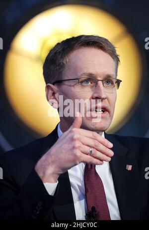 28. Januar 2022, Schleswig-Holstein, Neumünster: Daniel Günther (CDU), Ministerpräsident von Schleswig-Holstein, hält eine Rede auf der Online-Landesparteikonferenz der Schleswig-Holstein CDU in der Holstenhalle. Foto: Christian Charisius/dpa Stockfoto