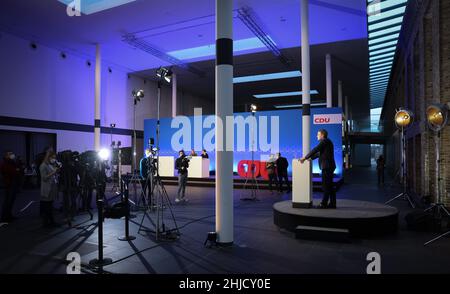28. Januar 2022, Schleswig-Holstein, Neumünster: Daniel Günther (CDU), Ministerpräsident von Schleswig-Holstein, hält eine Rede auf der Online-Landesparteikonferenz der Schleswig-Holstein CDU in der Holstenhalle. Foto: Christian Charisius/dpa Stockfoto