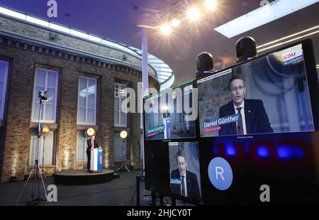 28. Januar 2022, Schleswig-Holstein, Neumünster: Daniel Günther (CDU), Ministerpräsident von Schleswig-Holstein, hält eine Rede auf der Online-Landesparteikonferenz der Schleswig-Holstein CDU in der Holstenhalle. Foto: Christian Charisius/dpa Stockfoto