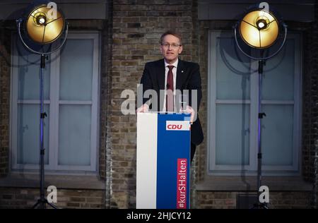 28. Januar 2022, Schleswig-Holstein, Neumünster: Daniel Günther (CDU), Ministerpräsident von Schleswig-Holstein, hält eine Rede auf der Online-Landesparteikonferenz der Schleswig-Holstein CDU in der Holstenhalle. Foto: Christian Charisius/dpa Stockfoto