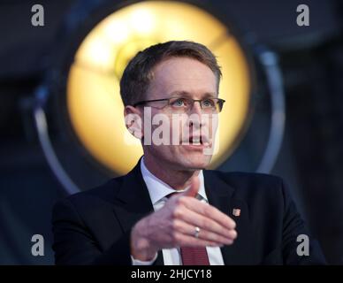 28. Januar 2022, Schleswig-Holstein, Neumünster: Daniel Günther (CDU), Ministerpräsident von Schleswig-Holstein, hält eine Rede auf der Online-Landesparteikonferenz der Schleswig-Holstein CDU in der Holstenhalle. Foto: Christian Charisius/dpa Stockfoto
