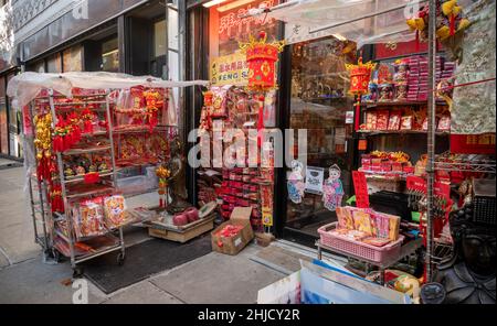 Ein Händler in Chinatown in New York bereitet sich am Samstag, dem 22. Januar 2022, auf das chinesische Neujahr vor. Das Jahr des Tigers, 4720, fällt auf den 1. Februar 2022. (© Richard B. Levine) Stockfoto