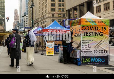 Am Dienstag, den 25. Januar 2022, stehen COVID-19-Testlabore in Midtown Manhattan in New York an. . (© Richard B. Levine) Stockfoto