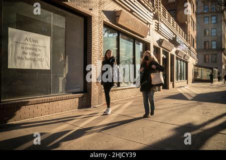 Am Mittwoch, den 19. Januar 2022, passieren Käufer einen Gristedes-Supermarkt in Greenwich Village in New York. (© Richard B. Levine) Stockfoto