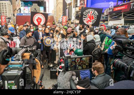 Die Vertreterin Alexandria Ocasio-Cortez, Mitte, schließt sich am Sonntag, dem 23. Januar 2022, den Entleitern, gewählten Beamten und Unterstützern am Times Square in New York an, um die Verabschiedung mehrerer Gesetze im NYC Council zu feiern, die den Entleitern Zugang zur Toilette, Transparenz bei den Einnahmen und andere Menschenrechte garantieren. (© Richard B. Levine) Stockfoto