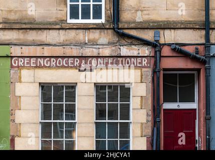 Altes Obst- und Gemüsehändler- und Konditorei-Schild am restaurierten Leith-Gebäude, Edinburgh, Schottland, Großbritannien Stockfoto
