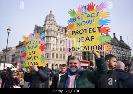 London, England, Großbritannien. 28th Januar 2022. Britische Sprache und gehörlose Gemeinschaft versammelten sich gegenüber dem britischen Parlament zur Unterstützung des BSL-Gesetzes (British Sign Language), das die Gebärdensprache als Amtssprache des Vereinigten Königreichs anerkennt. (Bild: © Thomas Krych/ZUMA Press Wire) Bild: ZUMA Press, Inc./Alamy Live News Stockfoto