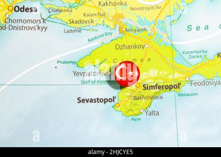 Nahaufnahme der Krim auf dem geographischen Globus mit Sewastopol, Simferopoler Stadt. Karte zeigt Halbinsel mit Pin türkische Flagge. Fokuspunkt auf Pusstifte ar Stockfoto