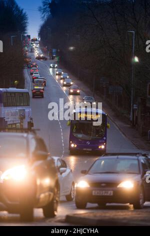 Halifax, West Yorkshire, Großbritannien. 28th Januar 2022. Pendler fahren Ende Freitag durch den Godley Cutting, Halifax, und freuen sich auf das Wochenende. Der Schnitt war früher ein Drehspieß, der ursprünglich im Jahre 1820s gebaut wurde. Es ist jetzt die A58 Verbindung Halifax mit Leeds und Bradford Stockfoto