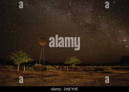 Sternenklare Nacht mit Wasserpumpe, Solitaire, Namibia Stockfoto