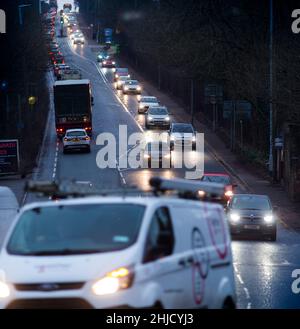 Halifax, West Yorkshire, Großbritannien. 28th Januar 2022. Pendler fahren Ende Freitag durch den Godley Cutting, Halifax, und freuen sich auf das Wochenende. Der Schnitt war früher ein Drehspieß, der ursprünglich im Jahre 1820s gebaut wurde. Es ist jetzt die A58 Verbindung Halifax mit Leeds und Bradford Stockfoto