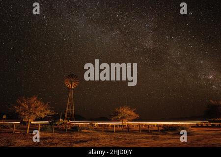 Sternenklare Nacht mit Wasserpumpe, Solitaire, Namibia Stockfoto