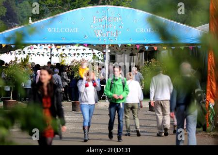 Hay Festival, der Haupteingang, mit vielen Leuten, die am 26th. Mai 2018 in Hay-on-Wye, Powys, Wales herumlaufen. Stockfoto