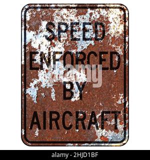 Alt rostig American Road sign - Geschwindigkeit durch Flugzeuge Zeichen durchgesetzt, Kalifornien, New Hampshire, Virginia Stockfoto