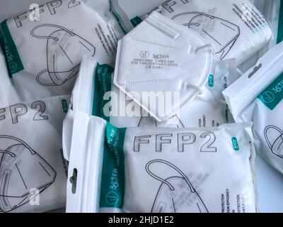 Paket mit FFP2-Schutzmasken zur Bekämpfung der Corona-Pandemie Stockfoto