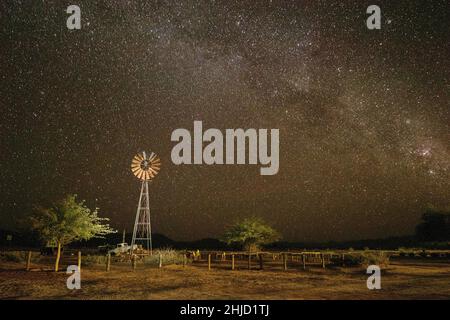 Sternenklare Nacht mit Wasserpumpe, Solitaire, Namibia Stockfoto