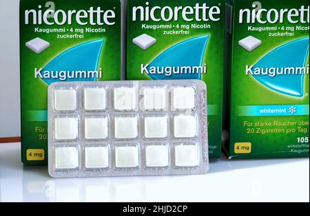 Nicorette Nikotin Kaugummi als Ersatz für Zigaretten Stockfoto