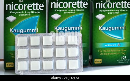 Nicorette Nikotin Kaugummi als Ersatz für Zigaretten Stockfoto