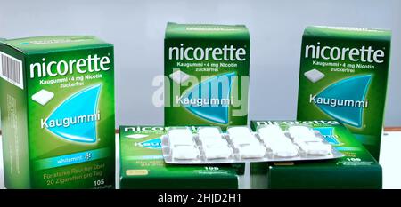 Nicorette Nikotin Kaugummi als Ersatz für Zigaretten Stockfoto