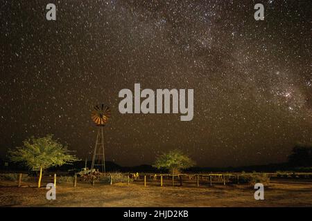 Sternenklare Nacht mit Wasserpumpe, Solitaire, Namibia Stockfoto