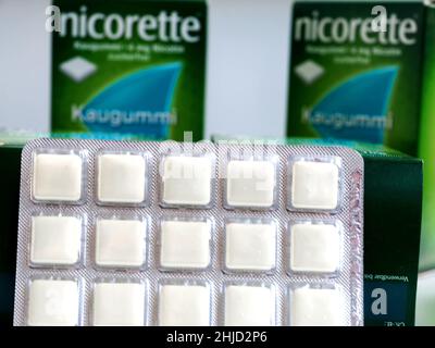 Nicorette Nikotin Kaugummi als Ersatz für Zigaretten Stockfoto