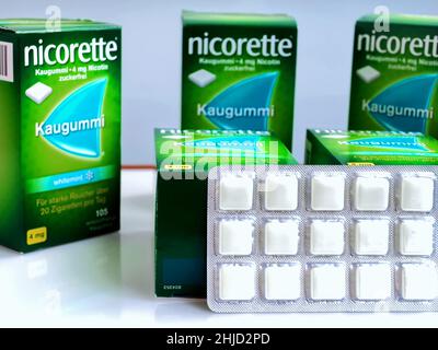 Nicorette Nikotin Kaugummi als Ersatz für Zigaretten Stockfoto