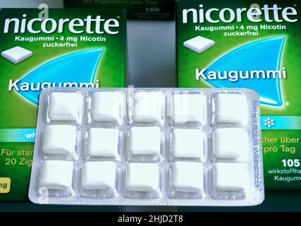 Nicorette Nikotin Kaugummi als Ersatz für Zigaretten Stockfoto