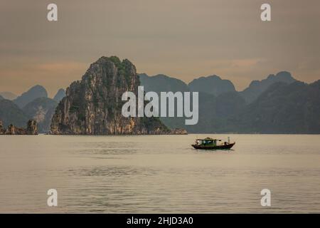 Fischerboot und Kalkstein (Karst) Hügel, Ha Long Bay, Bai TU Long Sektor, in der Nähe von Ha Long, Vietnam Stockfoto