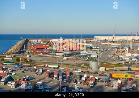 Container-Terminal und LKW-Parkplatz im Hafen von Bilbao Stockfoto