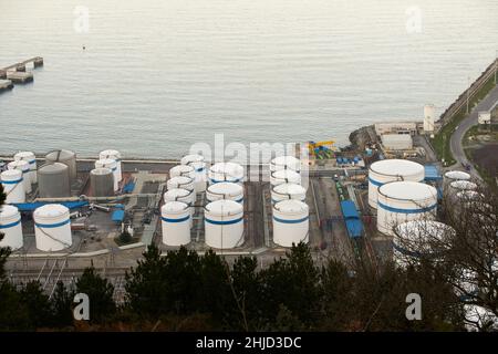Luftaufnahme von Gas- und Benzintanks im Hafen von Bilbao, Zierbena, Biskaya, Baskenland, Euskadi, Euskal Herria, Spanien, Europa Stockfoto