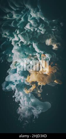 Acrylfarben auf wasserschwarzem Hintergrund. Stockfoto