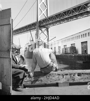 Hafenarbeiter in der Mittagspause, Waterfront, San Francisco, Kalifornien, USA, Dorothea lange, U.S. Office of war Information/USA Farm Security Administration, Februar 1937 Stockfoto