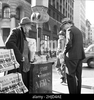 Zwei Männer am Zeitungsstand an der Ecke Montgomery und Market Street, Montagmorgen nach japanischem Angriff auf Pearl Harbor, San Francisco, Kalifornien, USA, John Collier für Office of war Information, 8. Dezember 1941 Stockfoto