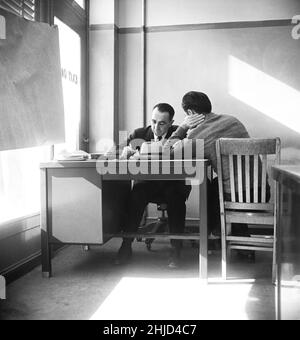 Mann, der für Arbeitslosenentschädigung, State Employment Service Office, San Francisco, Kalifornien, USA, Dorothea lange, US Office of war Information/USA Farm Security Administration, Januar 1938 Stockfoto