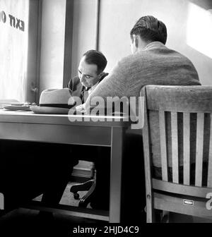 Mann, der für Arbeitslosenentschädigung, State Employment Service Office, San Francisco, Kalifornien, USA, Dorothea lange, US Office of war Information/USA Farm Security Administration, Januar 1938 Stockfoto