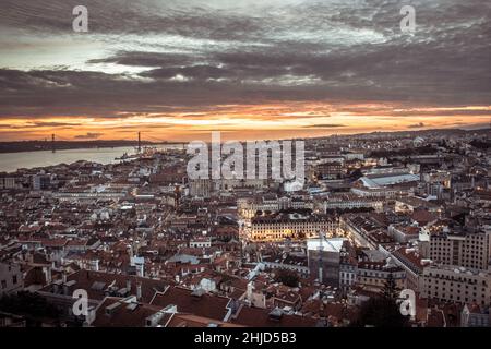 Lissabon ist Portugals Hauptstadt. Von der imposanten Burg São Jorge aus bietet sich ein Blick auf die pastellfarbenen Gebäude der Altstadt. Stockfoto