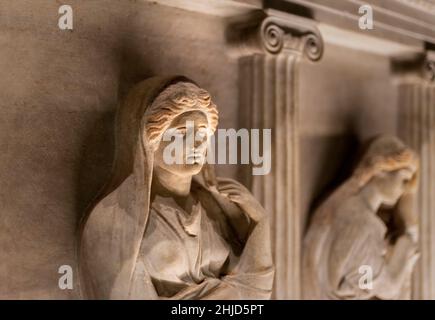 Nahaufnahme des Sarkophags der trauernden Frauen in den Istanbuler Archäologiemuseen, Türkei. Stockfoto